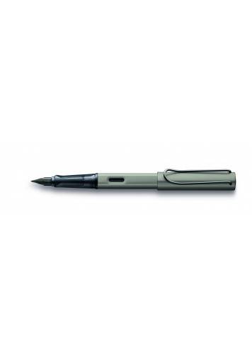 The LAMY Lx is a stylish, modern writing instrument with that “something special”. A functional and elegant companion. Made of aluminium, it features stylish details refined with precious metal and a sophisticated anodised finish. With distinct, spring-loaded and refined metal clip and transparent grip. Glossy black steel nib.