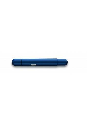 Tapasztalja meg a Pico Ballpoint imperialblue by LAMY innovatív kialakítását, egy kompakt zsebtollat, amely kifinomult nyomómechanizmussal teljes értékű golyóstollá bővül. Kicsi, takaros formája és matt kék lakkozása gördülésgátlóval teszi nélkülözhetetlen eszközzé az útközbeni használatban lévők számára. A LAMY kompakt M 22 fekete M újratöltőjével felszerelve ez a toll az írás élményét a megszokottnál is magasabb szintre emeli.