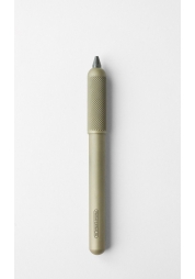 Zažite spojenie funkčnosti a elegancie s mechanickou ceruzkou Sabbia Diamante. Táto ceruzka z eloxovaného hliníka, ktorú navrhol Giulio Iacchetti, sa môže pochváliť jedinečnou textúrou s diamantovým vzorom a jednoduchým rotačným mechanizmom na nastavenie olova. Jej podmanivý dizajn a jednoduché používanie z nej robia základný nástroj pre tých, ktorí túžia po presnosti a štýle pri písaní alebo kreslení.