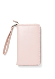 Tapasztalja meg a Malden Compact Zip Personal Gyűrűs kalendárium rózsaszínű, luxus, teljes bölénybőrből készült, figyelemre méltó vintage dizájnnal rendelkező, kompakt cipzáras személyi eleganciáját. Ez a multifunkcionális gyűrűs kalendárium pénztárcaként is használható, erős RFID-védelmet nyújt a kártyáknak és számos zsebet a legszükségesebb dolgoknak. Az újratölthető luxus funkcióval és a tollbarát papírral ez több mint egy gyűrűs kalendárium - ez egy stílusmegnyilatkozás.
