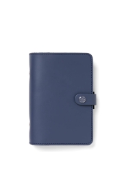 The modern variant of the iconic design, together with the high-quality and durable leather in midnight blue, refer to the original look of the Filofax organisers.  